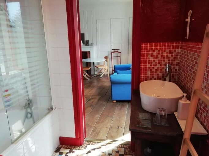 Bathroom 5, 3 Place des Arbres, Creuse