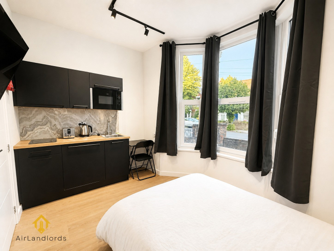 Others 4, Central Studio in the Heart of Hounslow!, London