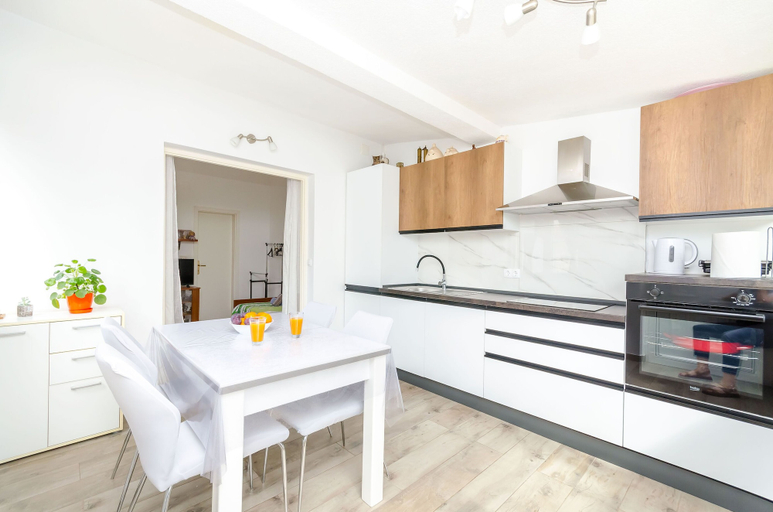 Others 4, Apartment Close to the Beach, Stari Grad