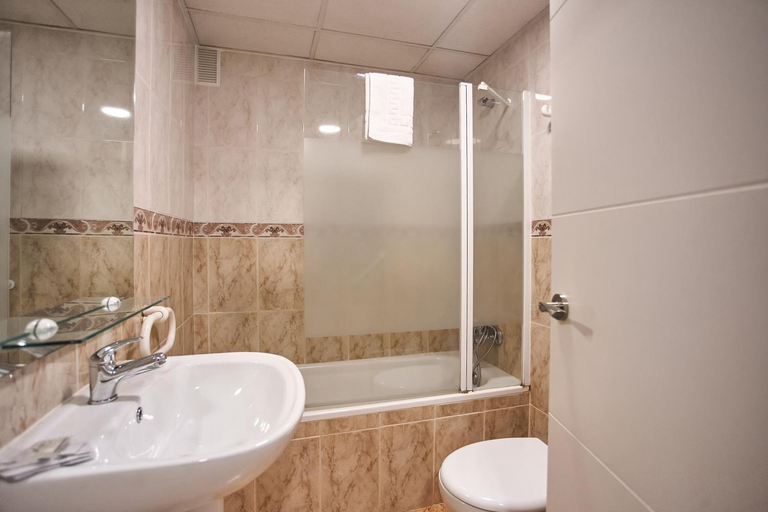 Bathroom 4, Apartamentos Resitur, Sevilla