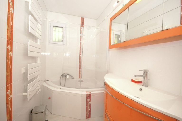 Bathroom 5, Holiday Home in Carqueiranne by the Sea, Var