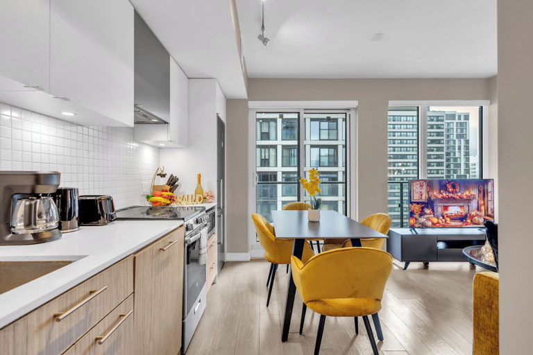 Private kitchen 2, Central Downtown Suites - Near Eaton, Toronto