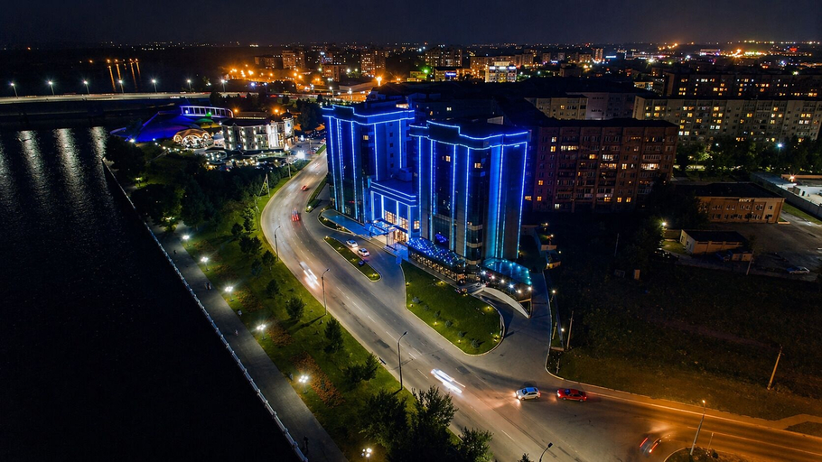 Exterior & Views