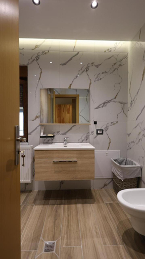 Bathroom 5, Perla e Tomorrit EZ, Skraparit