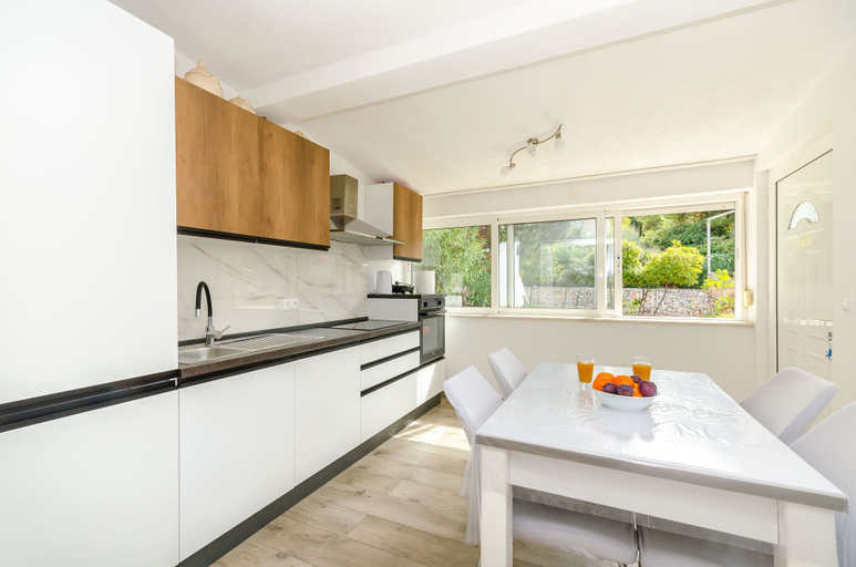 Others 3, Apartment Close to the Beach, Stari Grad