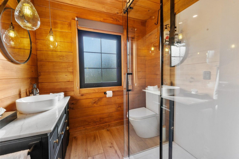 Bathroom 2, The Bavarian Chalet, Ruapehu