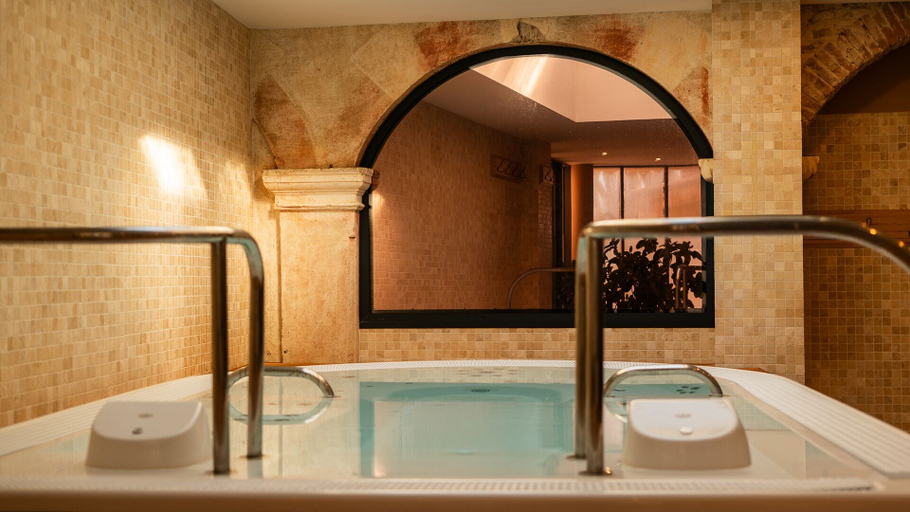 Bathroom 5, Manoir le Roure, Drôme