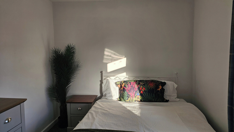 Room 2, 3-bed House in Newcastle Under Lyme, Free Parking, Staffordshire