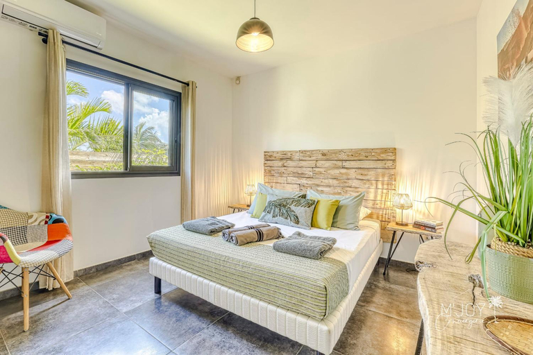 Bedroom 2, VILLA SYLBRIA - 4-bedroom villa heated pool & sea view, L'Étang-Salé