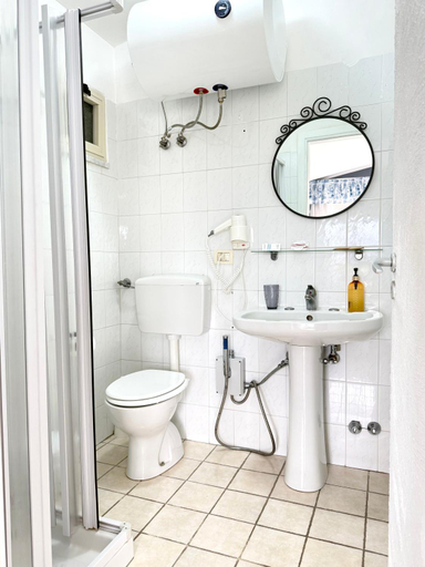 Bathroom 4, Villa Nadira, Messina
