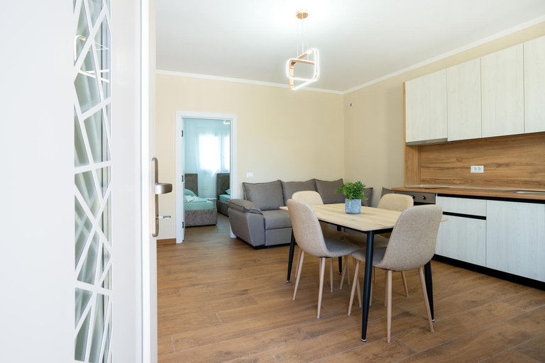 Others 5, Villa Hoxha 80, Durrësit