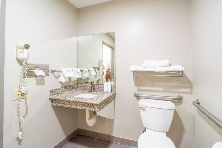 Bathroom 5, Days Inn by Wyndham Sioux City, Woodbury