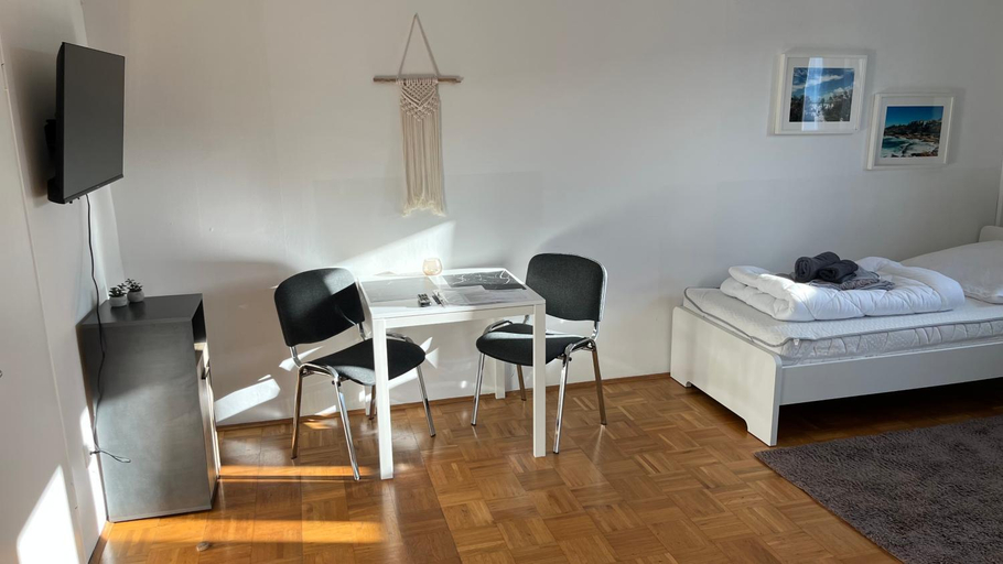 Others 2, Apartmenthaus Selbitz, Hof