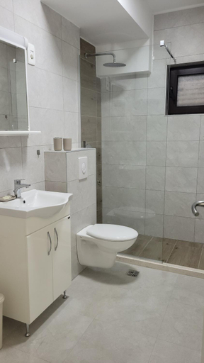 Bathroom 4, Laki-in