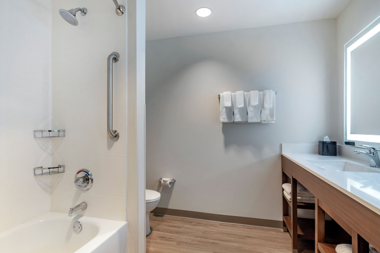 Bathroom 4, Comfort Suites Grandview - Kansas City, Kansas City