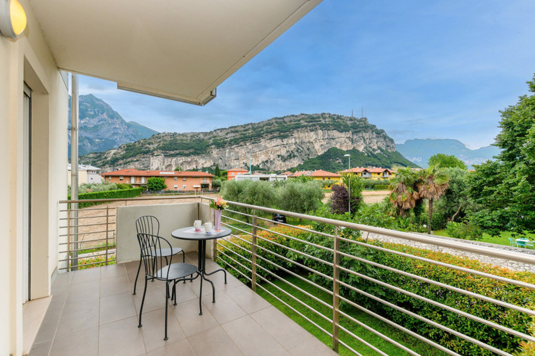Others 5, Torbole Relax, Pool & Balcony Apartment, Trento