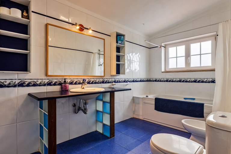 Bathroom 3, FreeSurfCamp, Peniche