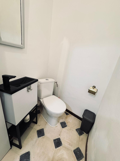 Bathroom 2, Maison du Roy / Royal Chambers, Tarn-et-Garonne