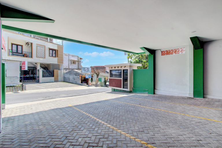 Exterior 2, OYO 95180 Enshe Guest House Syariah, Semarang