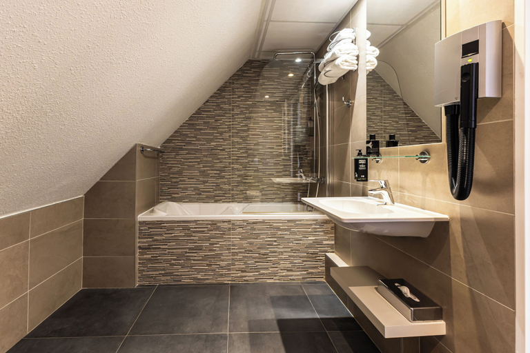 Bathroom 4, Ibis Styles Lille Villeneuve d’Ascq, Nord