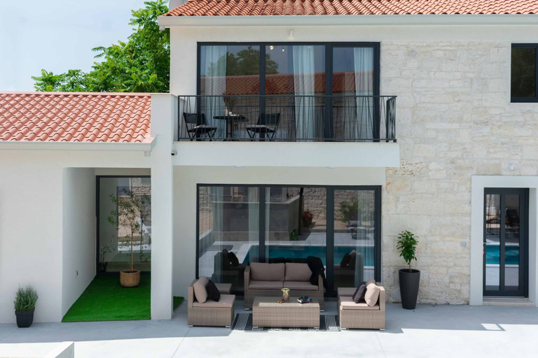 Room 3, Designer Villa Simone - Modern Heritage Style, Tinjan