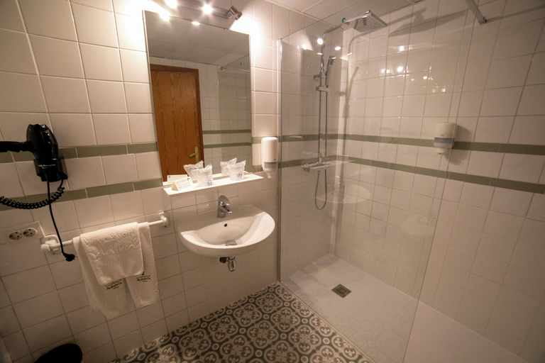 Bathroom 5, Villa Turística de Cazorla, Jaén