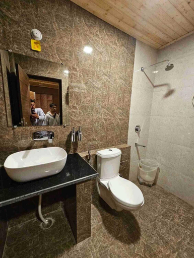 Bathroom, Hotel Vasudeva Inn, Chamoli