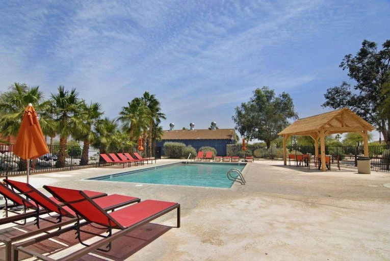 Sport & Beauty, Palm Canyon Hotel & RV Resort, San Diego