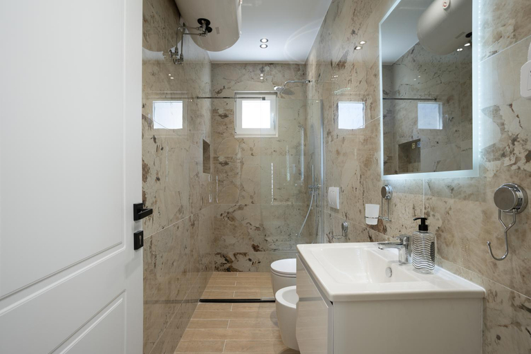 Bathroom 3, Villa Hoxha 80, Durrësit