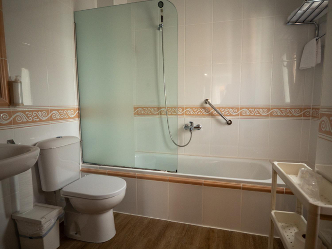 Bathroom 4, Hostal Bríos, Lugo