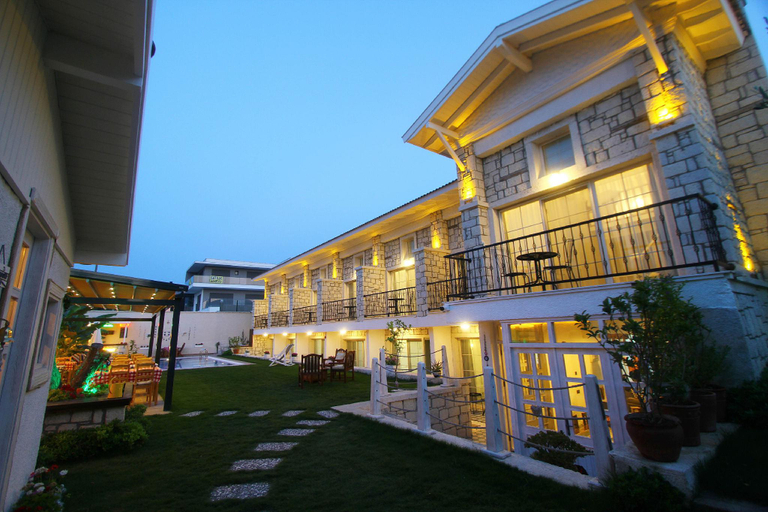 Exterior & Views