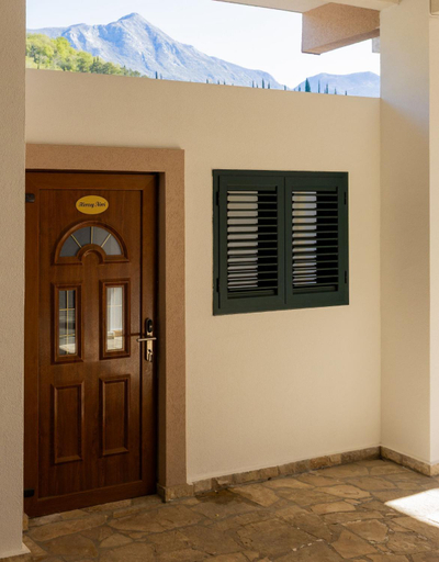 Exterior & Views