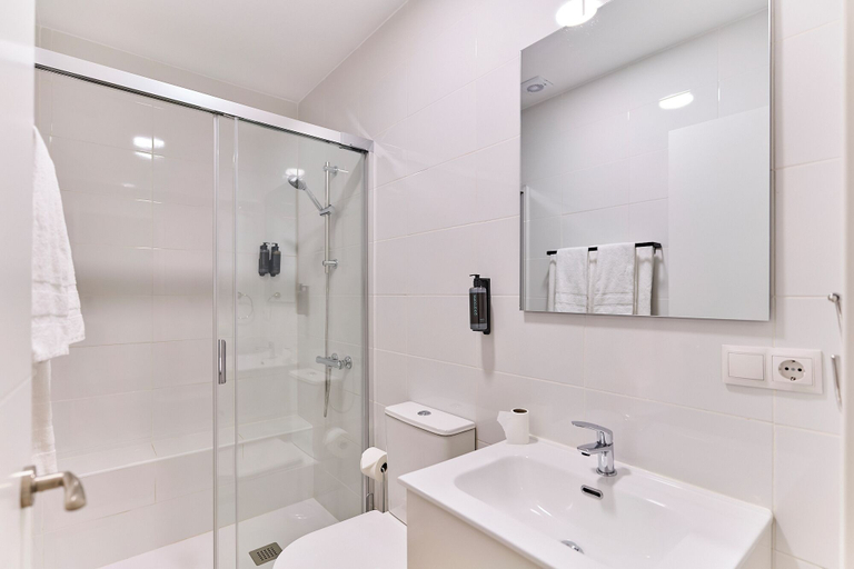 Bathroom 2, Apartamentos Méndez Álvaro by gaiarooms, Madrid