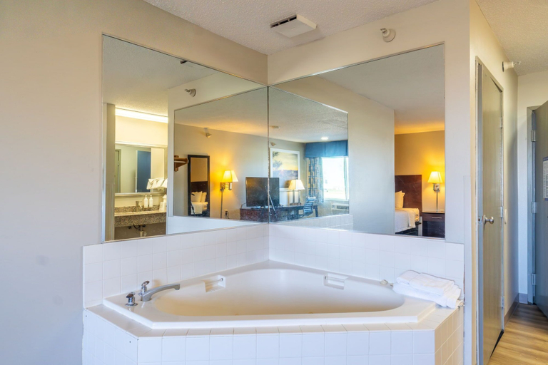 Bathroom 5, Days Inn by Wyndham Sioux City, Woodbury