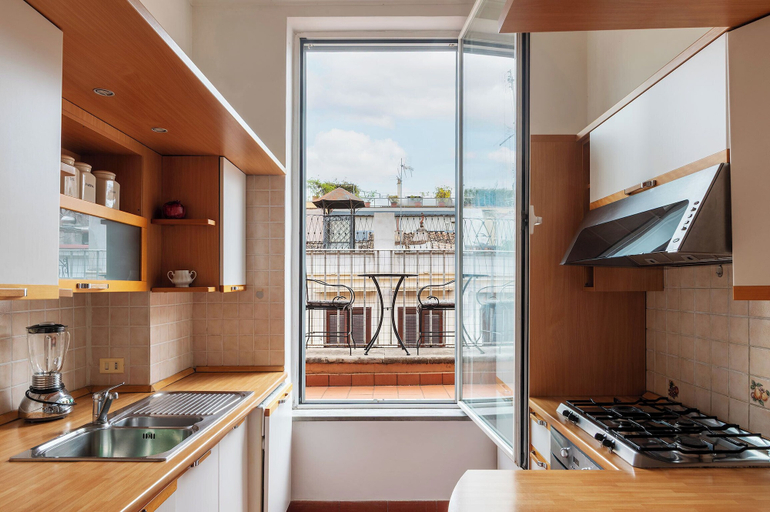Others 5, Modern Apt near Piazza di Spagna, Rome