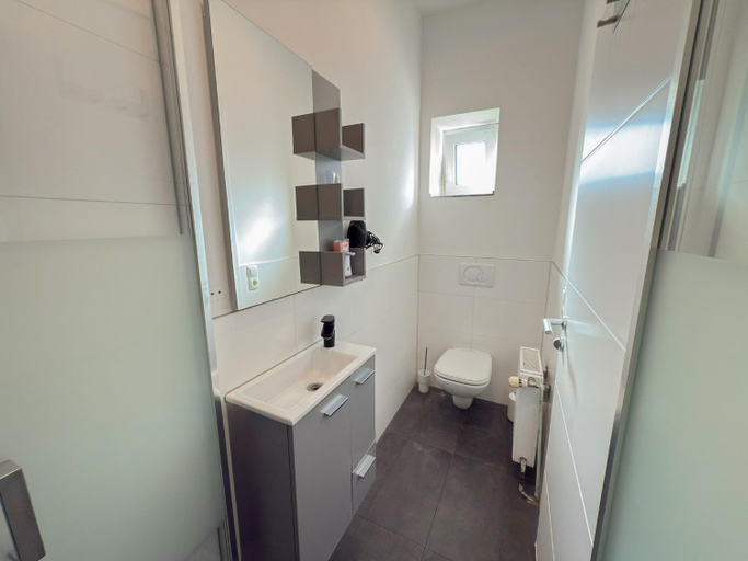 Bathroom 2, CityStayNMS - Direkt am Bahnhof und Einkaufszentrum, Neumünster
