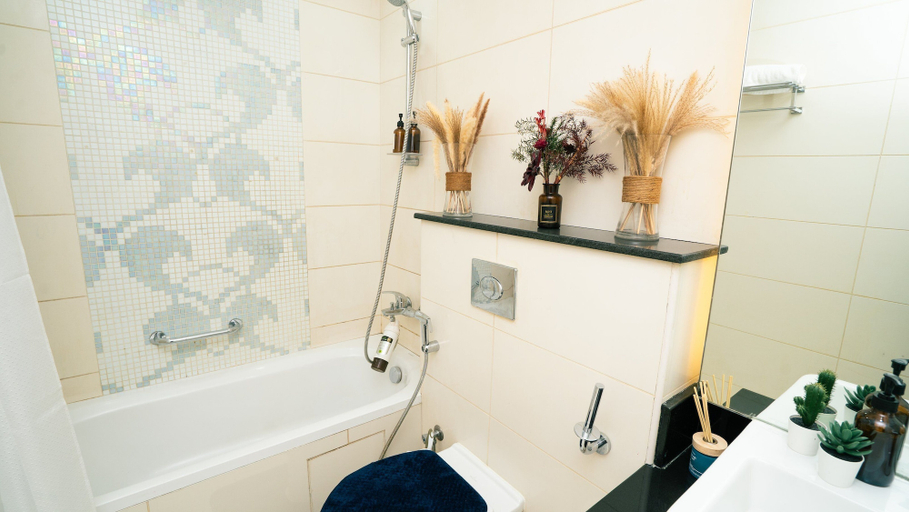 Bathroom 4, 2 BR Apts. in JBR Shams 1 by Luxaura, Dubai