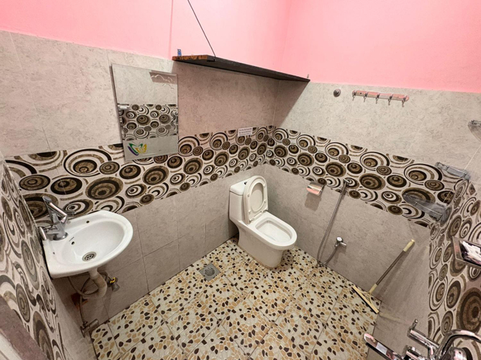 Bathroom 2, Paris Guest House, Narayani