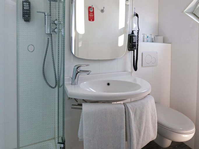 Bathroom, ibis Koeln Centrum, Köln