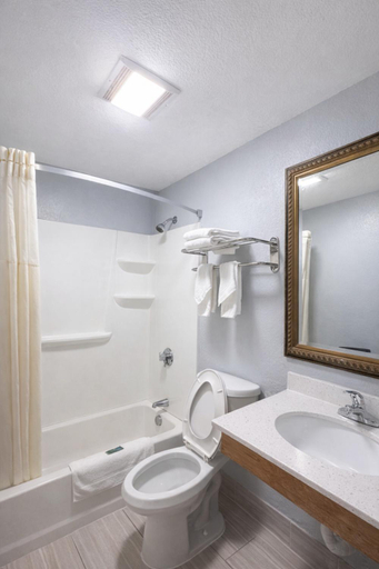 Bathroom 4, Riverview Inn & Suites, Bristol