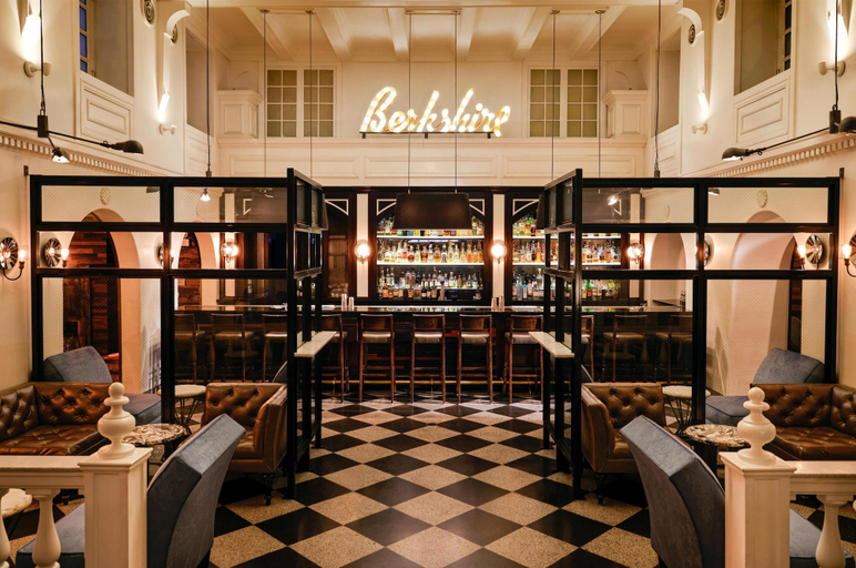 Food & Drinks 5, ACME Hotel Chicago, Outset Collection by Hilton, Cook