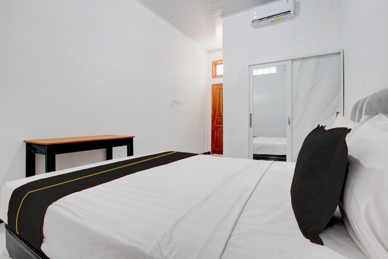 Room 4, Hotel O near Plaza Ambarukmo formerly, Bantul