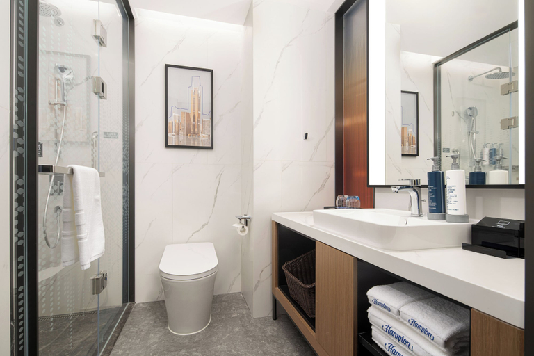 Bathroom 5, Hampton by Hilton Guangzhou Changlong Wanbo Center, Guangzhou