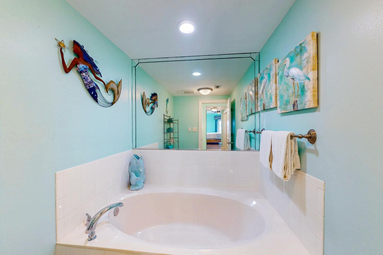 Bathroom 2, Paradise Shores 200, Bay