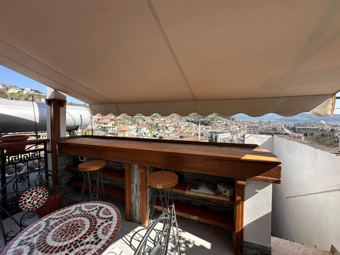 Food & Drinks, Vila Darla, Beratit