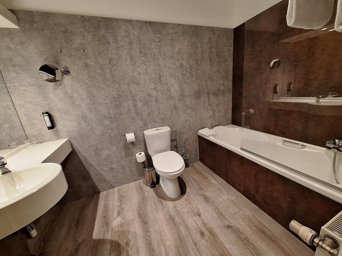 Bathroom 4, B&B HOTEL Mons Centre, Hainaut