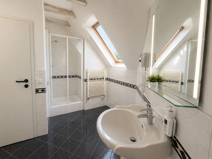 Bathroom 5, Hotel Schwarzenbek, Herzogtum Lauenburg