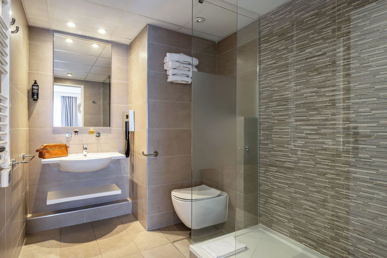 Bathroom 4, Ibis Styles Lille Villeneuve d’Ascq, Nord