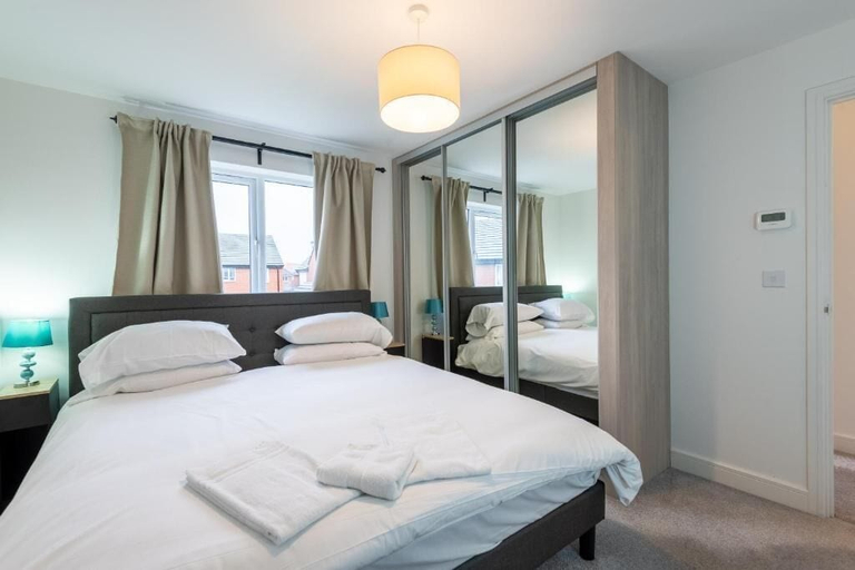 Room 3, Neptune House by Guestz, Cheshire West and Chester