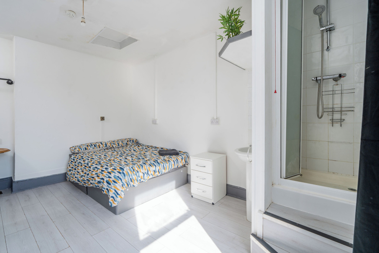 Bathroom 5, Room 1 - The Archers, Southampton